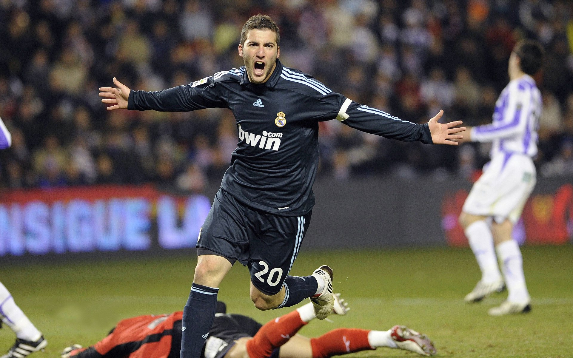 爱游戏官方主页-球迷支持度与主场胜率之间存在怎样的隐含关联，主场球迷给客场球员鼓掌